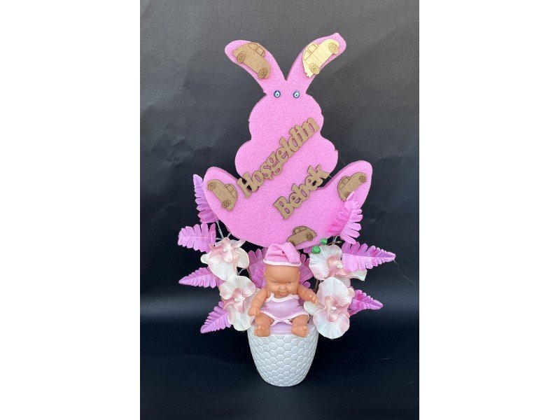 Sevimliliği ve Zarafeti Bir Arada: Strafor Tavşanlı Kız Bebekli Yapay Çiçek