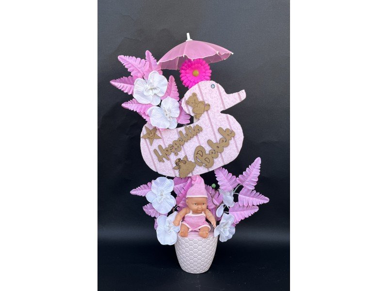 Şirin ve Neşeli Tasarım: Strafor Ördekli ve Küçük Şemsiyeli Kız Bebekli Yapay Çiçek