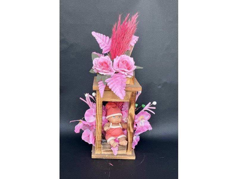 Ahşaplı Kız Bebekli Yapay Çiçek