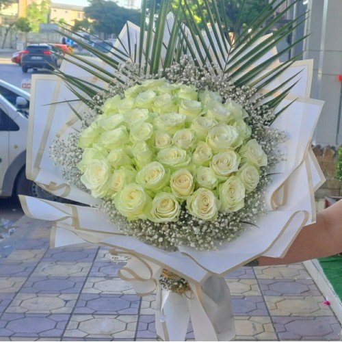 “Saf Sevginin Zarif Sembolü: 41 İthal Beyaz Gül”